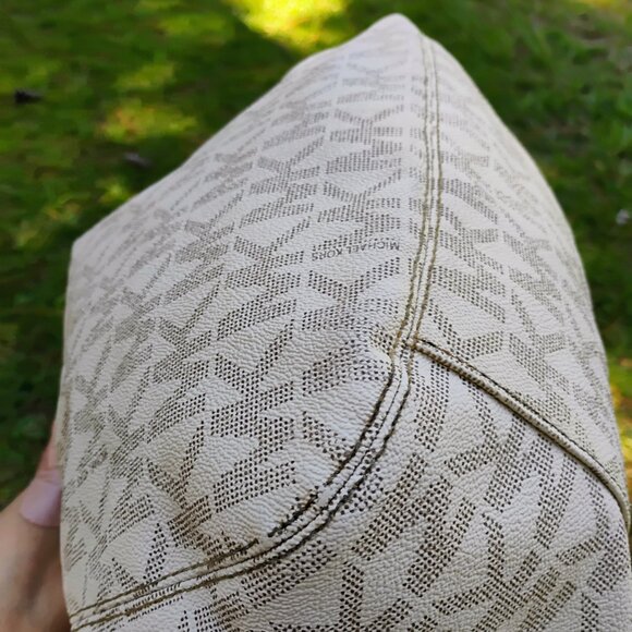 Michael Kors Lily Monogram Shoulder Bag - Picture 4 of 11